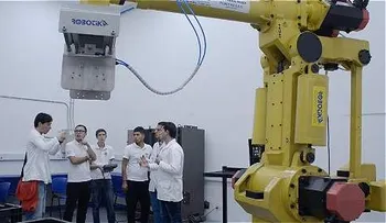 El proyecto colombiano que les enseña robótica a estudiantes sordos