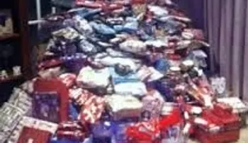 Mujer le compra 300 regalos de Navidad a sus hijos y revoluciona la Red