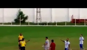 Un árbitro le saca una pistola a un futbolista tratando de convencerlo de una de sus decisiones (VIDEO)