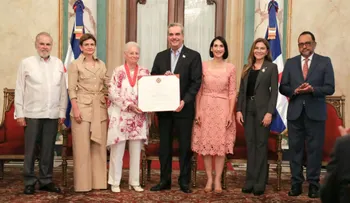 Presidente Abinader concede Orden Heráldica de Cristóbal Colón a la señora Rosa Margarita Bonetti (Pirigua)
