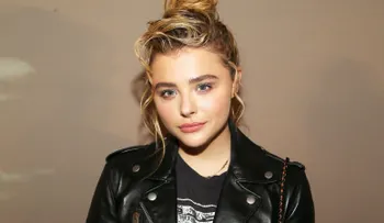 Chloë Grace Moretz "horrorizada" por cartel de su película que critica el cuerpo de las mujeres