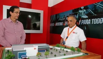 Montalvo comparte con visitantes de "stand" del 911 en Expo Cibao