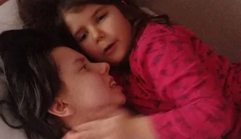 Quedó en coma en el parto de su hija, despertó siete años después y al fin pudo conocerla
