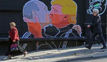Se hace viral un mural callejero de un beso entre Donald Trump y Vladimir Putin 