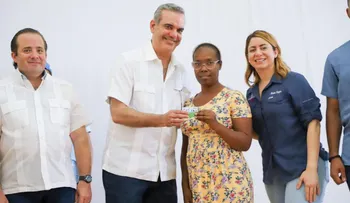Presidente Abinader supervisa entrega de seis mil nuevas tarjetas Supérate para Los Alcarrizos y SDO