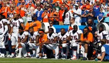 Jugadores de la NFL se arrodillan, levantan su puño o no salen al campo durante el himno nacional 
