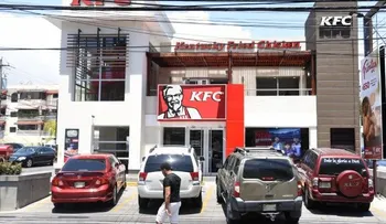 Tribunal falla a favor de Pro Consumidor que ordenó a KFC devolver propina a ciudadano
