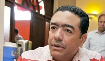 Acusan alcalde patrocinar quema de bandera para desvirtuar acusación de corrupción