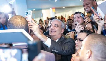 Abinader anuncia 300 becas para jóvenes dominicanos en Nueva York