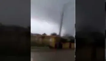 Tornado destruye 12 casas y tumba una antena en Oviedo (VIDEO)