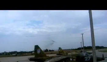 Avión con piloto bromista sobrevuela a baja altura rozando varios cazas