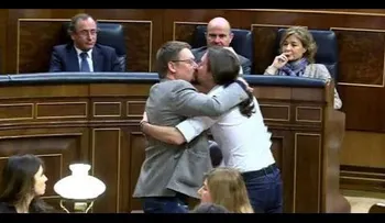 Pablo Iglesias, de Podemos, besa hombre en la boca