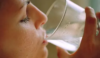 Tomar agua fría luego de ejercitarte podría generar un "corte de digestión" y llevarte a un paro cardíaco