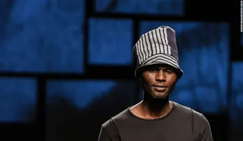 Solicitantes de asilo africanos modelan para una feria de ropa masculina en Italia