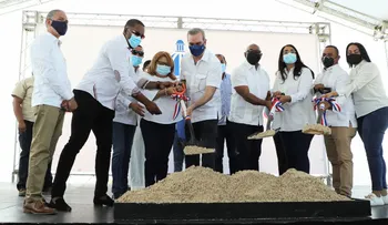 Presidente Luis Abinader da primer palazo para la construcción de estadio de béisbol en Ansonia, Azua