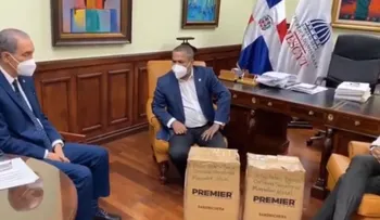 Mescyt recibe del senador Héctor Acosta solicitud de más de 300 becas para estudiantes de la provincia Monseñor Nouel