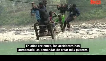 Estos niños arriesgan sus vidas cruzando el camino escolar más peligroso del mundo (VIDEO)