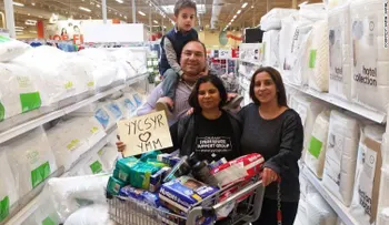 "Es nuestro turno": refugiados sirios ayudan a los afectados por los incendios en Canadá