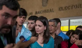 Vicepresidenta reconoce a Kiara Celeste Contreras por ser una excelente estudiante