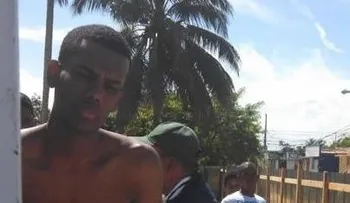 Un hombre identificado como "El Chivo" se lanzó al mar en Nagua, tras ser perseguido por la PN 