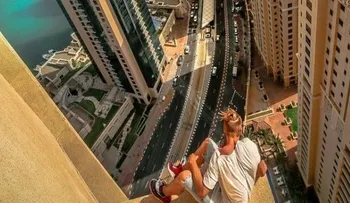 Video extremo: Joven saltando por piso 43 de un hotel sin protección 