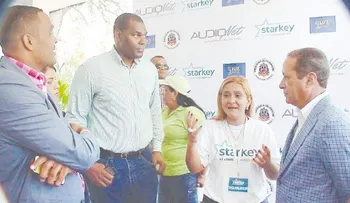 Derrick Coleman apoya a personas sordas en RD