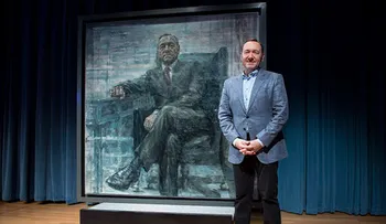 Retrato del presidente Frank Underwood de House of Cards se exhibe en el Smithsonian