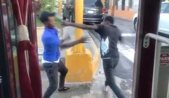 Se fajan a los puños con un "ladrón de pasajeros"