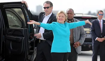 WikiLeaks: Un periodista comparó a miembros campaña de Clinton con "excrementos de ave"