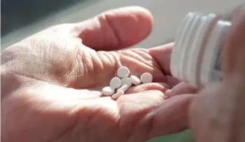 Expertos no recomiendan tomar aspirina para evitar ataques cardíacos