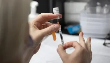 FDA respalda tercera dosis de Pfizer solo a mayores de 65 años