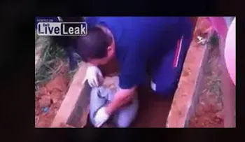 Video: sacan de su tumba a un hombre enterrado vivo