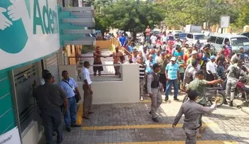 La PN dispersa a tiros multitud intentaron linchar presunto delincuente Banco Ademi