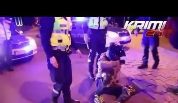 No hacen caso advertencia y son embestido por el coche policial 