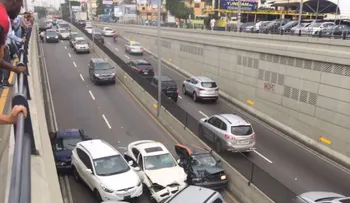 Una mujer queda atrapada en un vehículo por un choque de cuatro carros y dos yipetas en la 27 de Febrero
