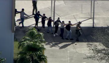 Esto fue lo que vieron los agentes que llegaron primero al sitio del tiroteo en Parkland