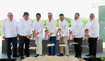 Abinader inaugura liceo, carretera y muelle en Miches; además de una escuela en SPM
