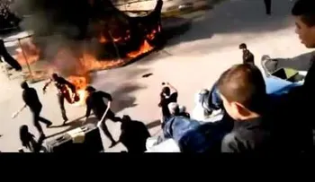 Un hombre arde en llamas durante una fiesta religiosa en Irán