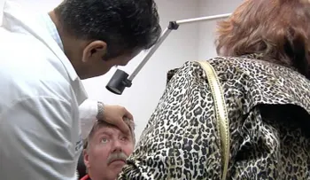 Hombre mejora su visión con un "ojo biónico"