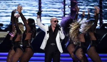 Pitbull presta su avión privado para trasladar puertorriqueños con cáncer a EE.UU.