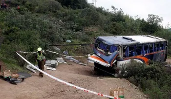 Mueren 41 policías en Argentina al caer autobús por un barranco