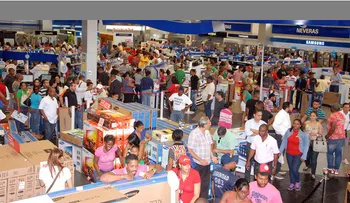 Abarrotan negocios por â??Black Fridayâ?; se congestionan calles y avenidas; televisores plasma los más buscados