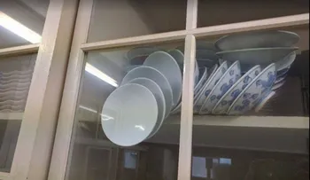 ¿Cómo abrir esta alacena sin que se rompan los platos? Nuevo reto viral en internet