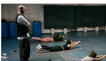 Rusos combinan yoga con prácticas de tiro