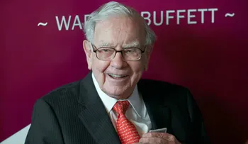 Warren Buffett deja la presidencia de Berkshire Hathaway tras casi 60 años y su hijo Howard asume el cargo