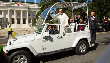 El papa te invita a dar un paseo en el papamóvil