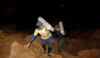 Rescate de niños y entrenador atrapado en cueva se complica; bajan niveles de oxígeno y muere un rescatista