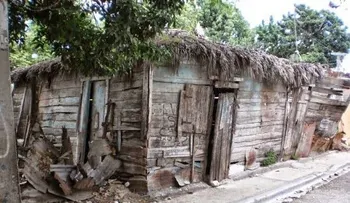 Hombre vive en casa a punto de derrumbarse en Barahona