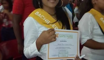 Martha Heredia se gradúa de bachiller con honores 