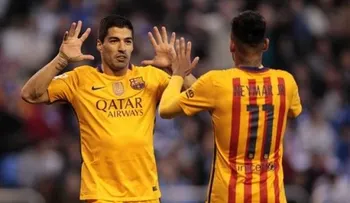 Suárez marca cuatro y reaviva al Barsa, que retiene la punta